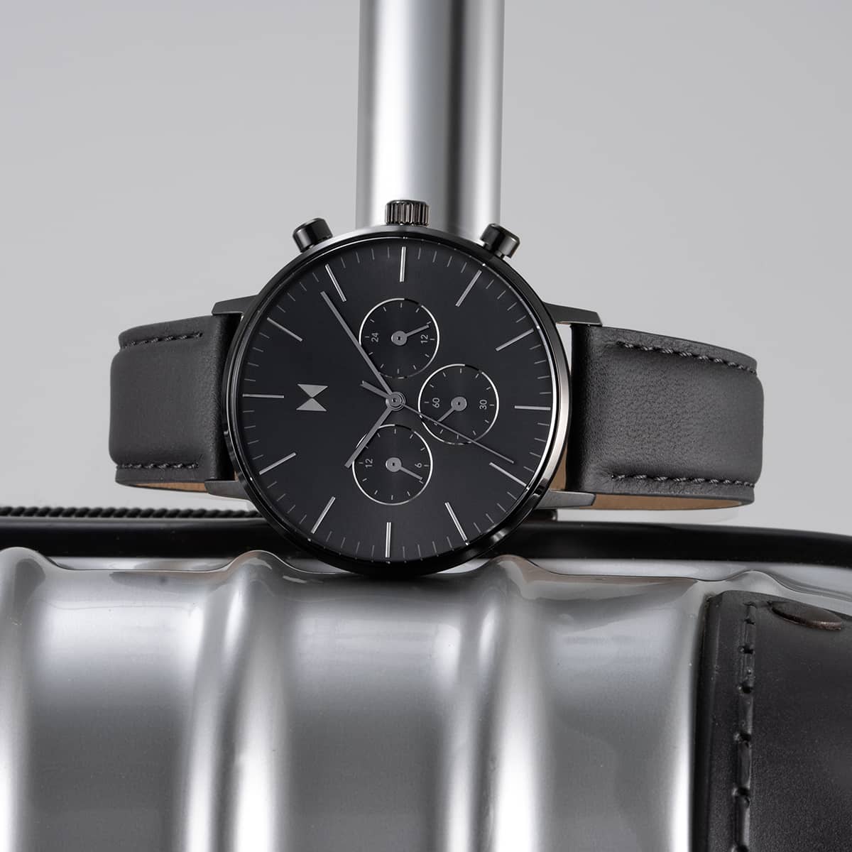 Legacy Traveler Panther Black 42mm